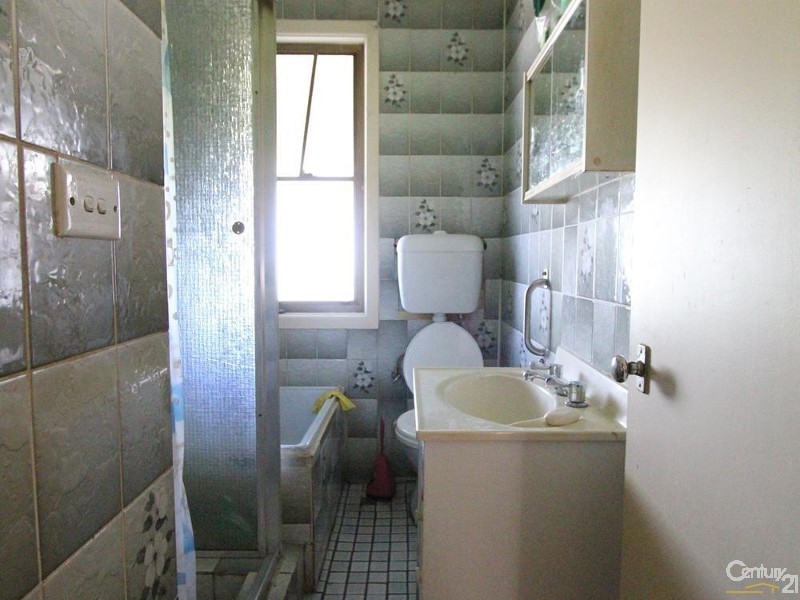 8 Charter Street, Sadleir NSW 2168