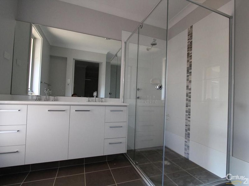 16 HOBBS STREET, Horsley NSW 2530