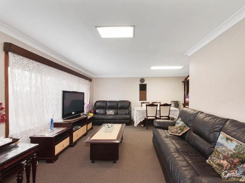 2 Bulolo Place, Glenfield NSW 2167