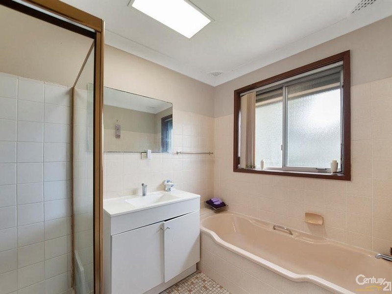 2 Bulolo Place, Glenfield NSW 2167