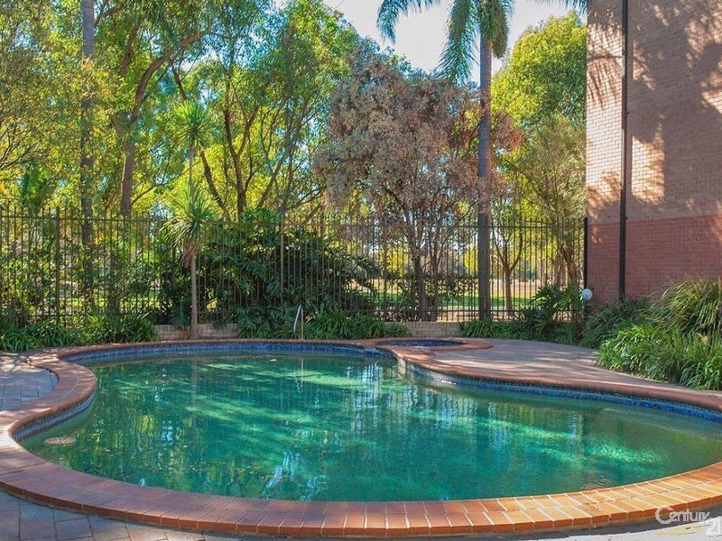 2/2 MEAD DRIVE, Chipping Norton NSW 2170