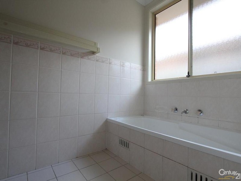 3 Bungonia Court, Wattle Grove NSW 2173