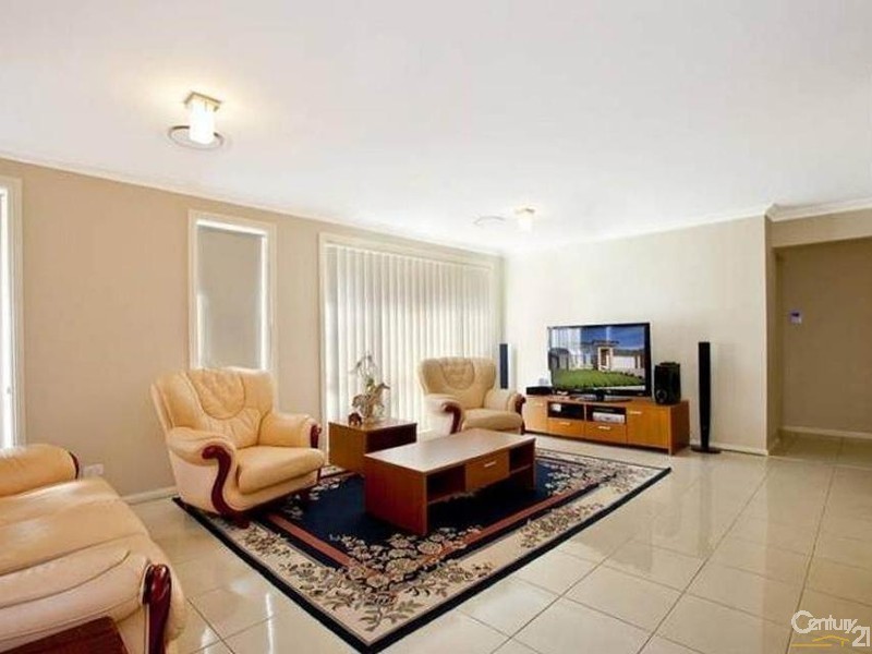 4 GRAZIERS WAY, Carnes Hill NSW 2171