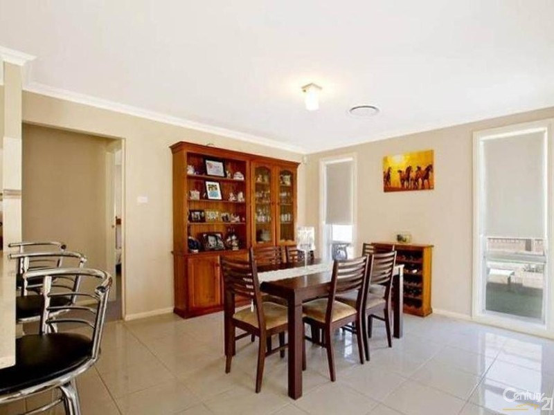 4 GRAZIERS WAY, Carnes Hill NSW 2171