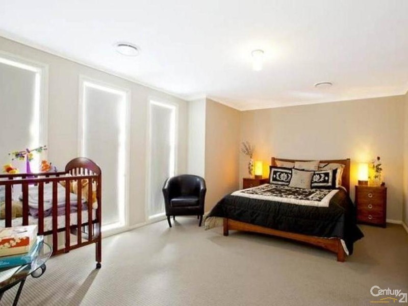 4 GRAZIERS WAY, Carnes Hill NSW 2171