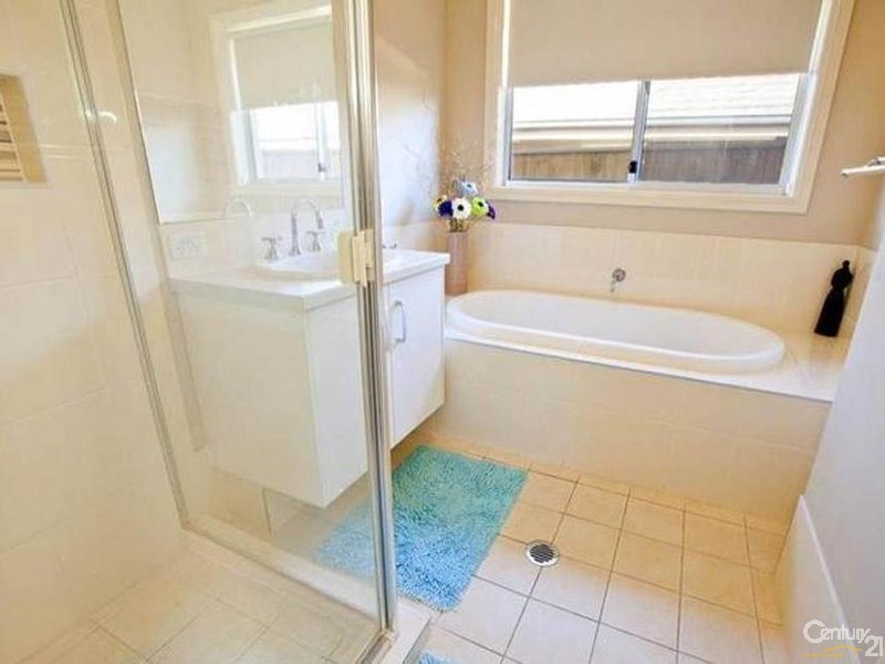 4 GRAZIERS WAY, Carnes Hill NSW 2171