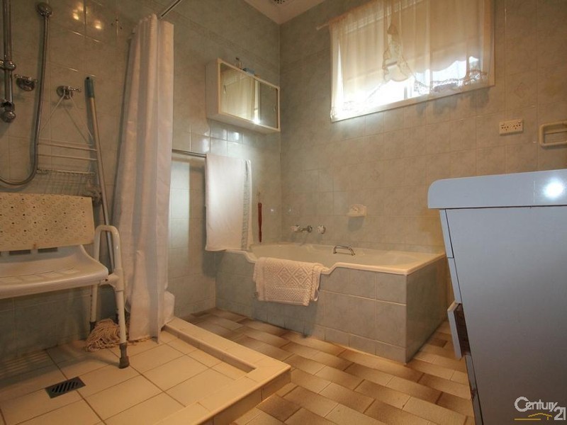 10 AYSHFORD STREET, Casula NSW 2170