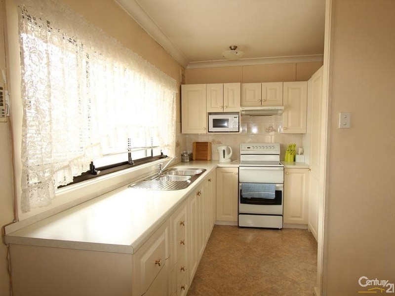 2 KALGOORLIE PLACE, Cartwright NSW 2168