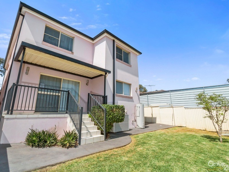 1  Arunta Avenue, Green Valley NSW 2168