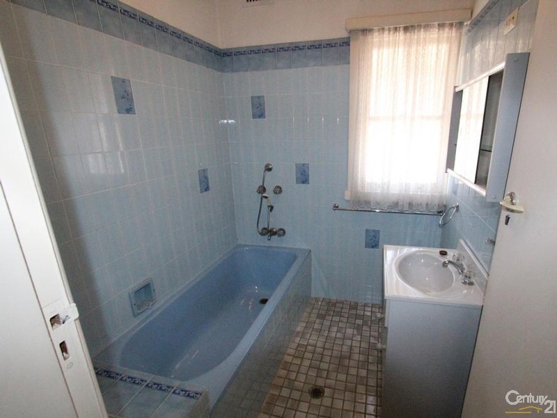 62 FLOWERDALE ROAD, Liverpool NSW 2170