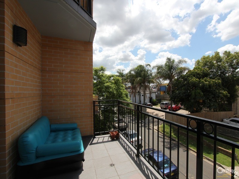 13/11 Charles Street, Liverpool NSW 2170