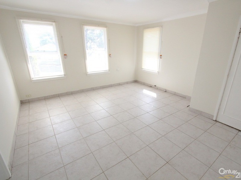 6 Locker Ave, Lurnea NSW 2170