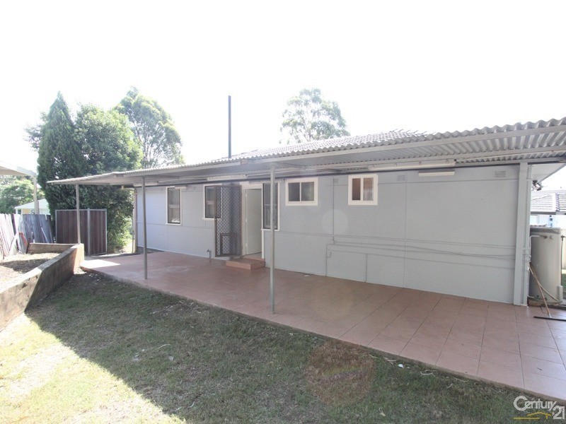 6 Locker Ave, Lurnea NSW 2170