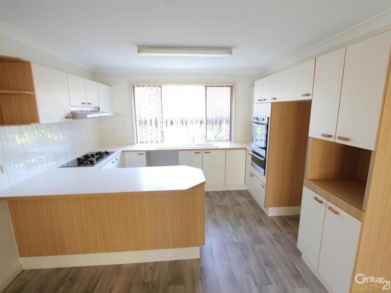 5 HAMPTON COURT, Wattle Grove NSW 2173