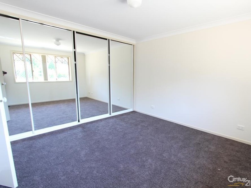 5 HAMPTON COURT, Wattle Grove NSW 2173