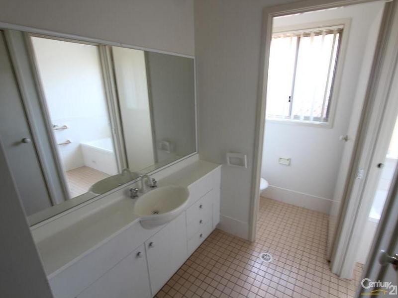 5 HAMPTON COURT, Wattle Grove NSW 2173