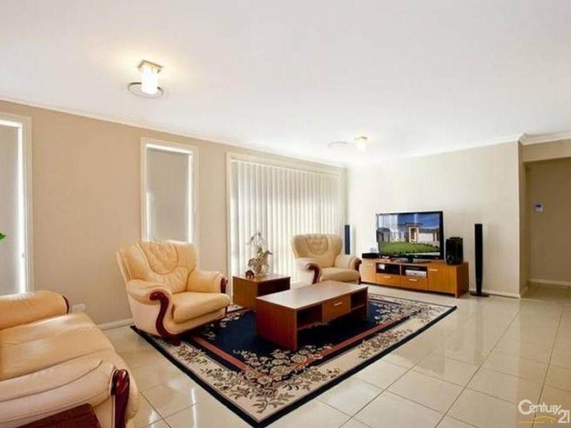 4 GRAZIERS WAY, Carnes Hill NSW 2171