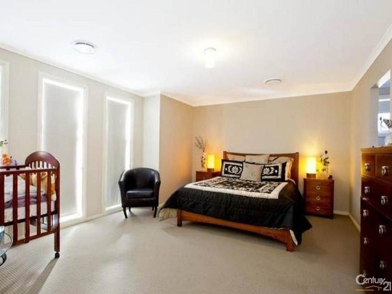 4 GRAZIERS WAY, Carnes Hill NSW 2171