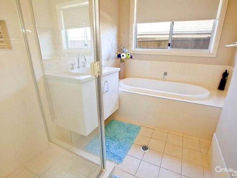 4 GRAZIERS WAY, Carnes Hill NSW 2171