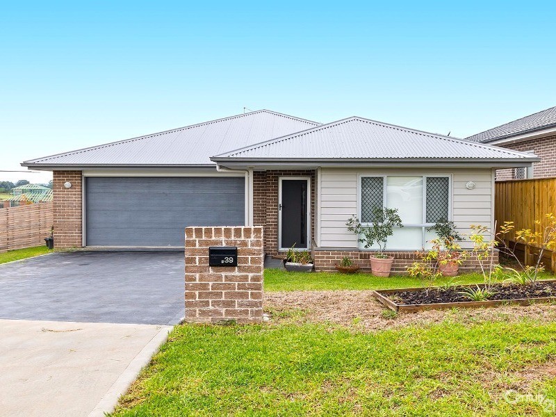 39 Oakhill Crescent, Colebee NSW 2761