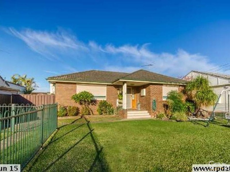 8 FRAZER AVENUE, Lurnea NSW 2170