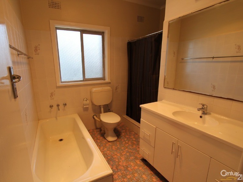 76 Wattle Avenue, Carramar NSW 2163