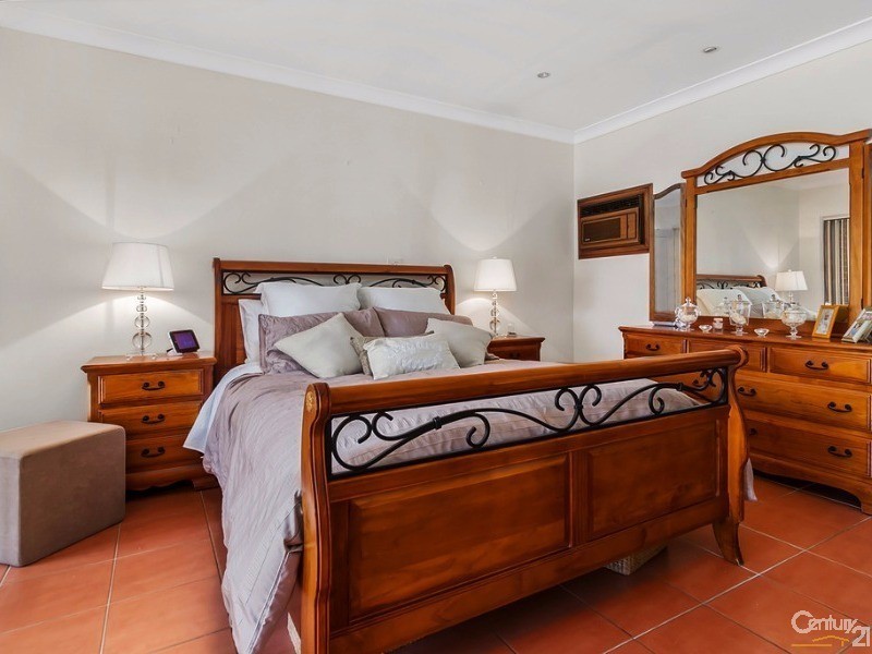 9 Phoenix Crescent, Casula NSW 2170