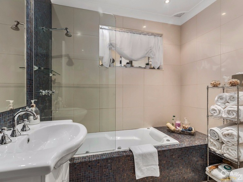 9 Phoenix Crescent, Casula NSW 2170