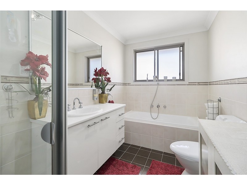 6 Charlie Street, Middleton Grange NSW 2171