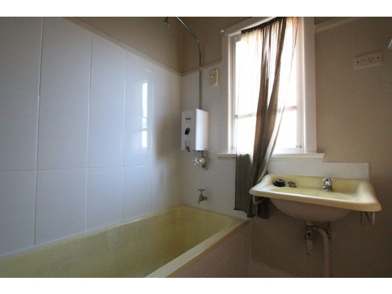 2 Marsh Parade, Casula NSW 2170