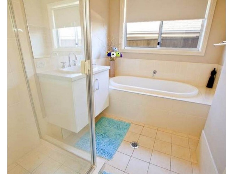 4 Graziers Way, Carnes Hill NSW 2171