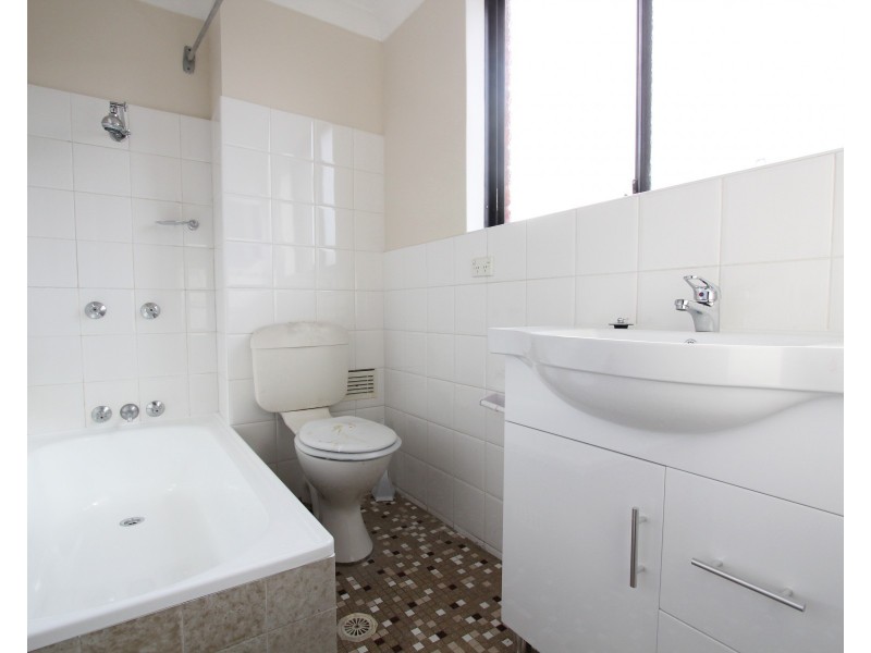 2/4 Goulburn Street, Warwick Farm NSW 2170