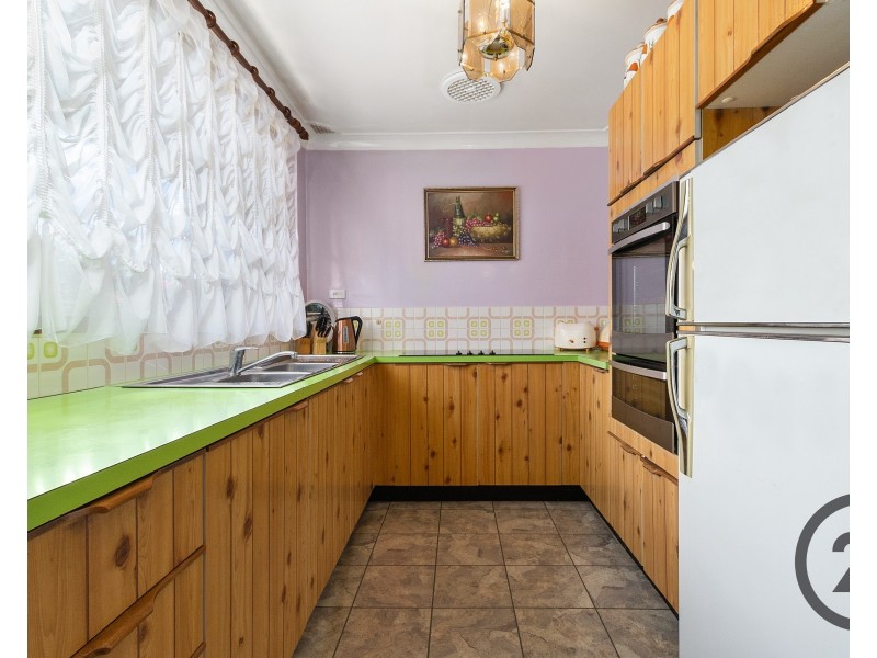 5 Hanna Ave, Lurnea NSW 2170