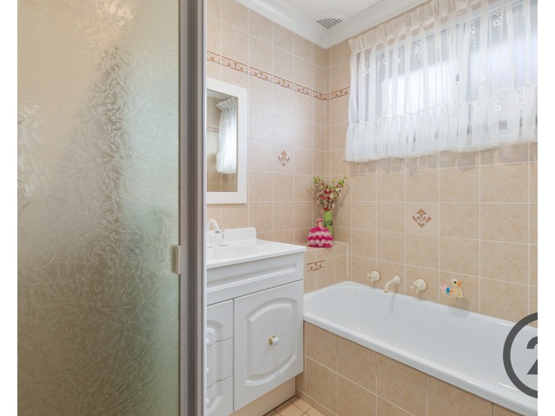 5 Hanna Ave, Lurnea NSW 2170