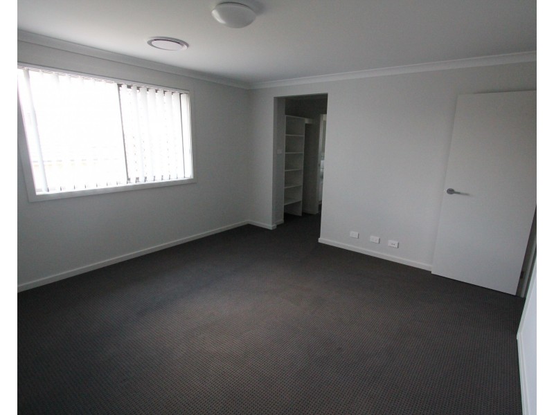 39 Southern Cross Avenue, Middleton Grange NSW 2171