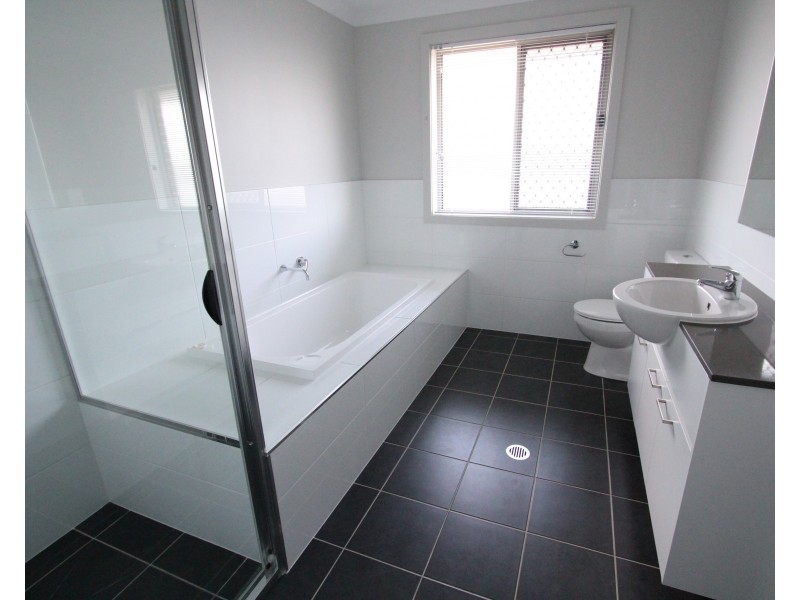 39 Southern Cross Avenue, Middleton Grange NSW 2171