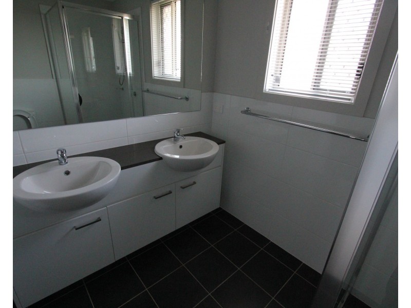 39 Southern Cross Avenue, Middleton Grange NSW 2171