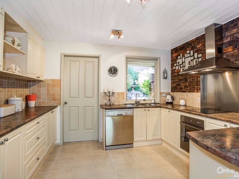 4 Huon Place, Illawong NSW 2234