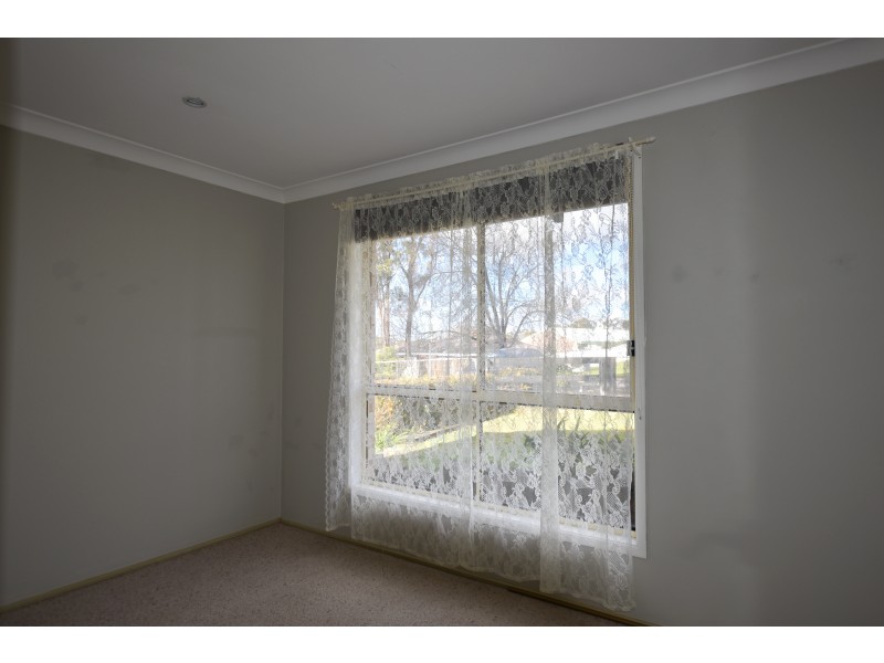 10 Raglan Street, Hill Top NSW 2575