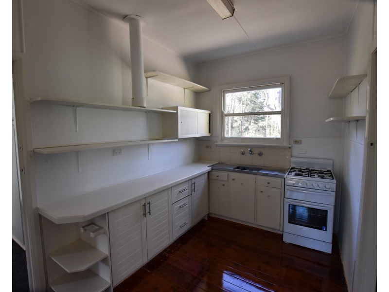 42 Railway Ave, Colo Vale NSW 2575