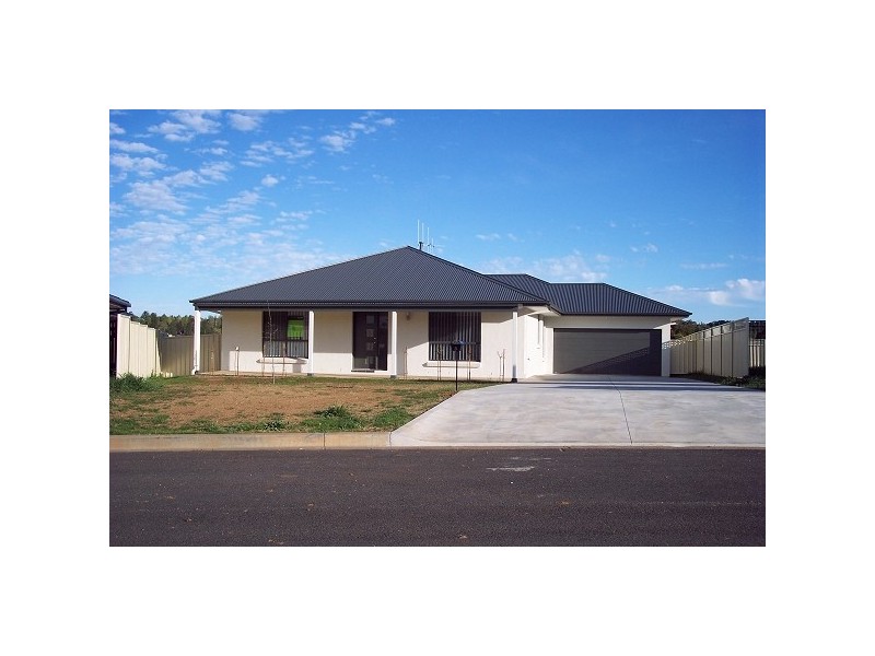 8 Valencia Drive, Orange NSW 2800