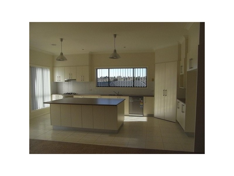 8 Valencia Drive, Orange NSW 2800