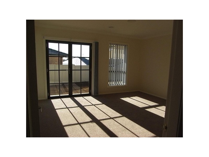 8 Valencia Drive, Orange NSW 2800