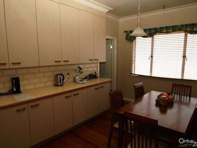 9 RACECOURSE ROAD, Orange NSW 2800