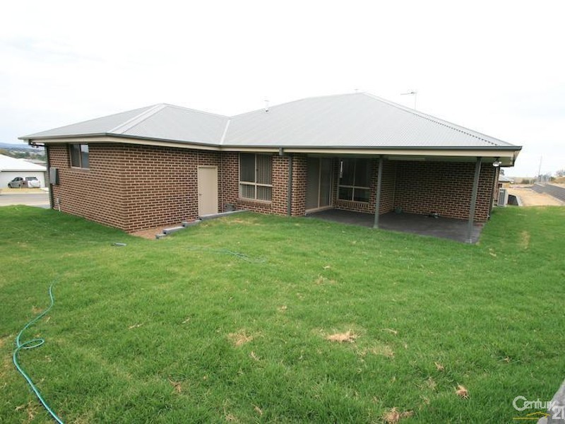 69 Botanic Way, Orange NSW 2800