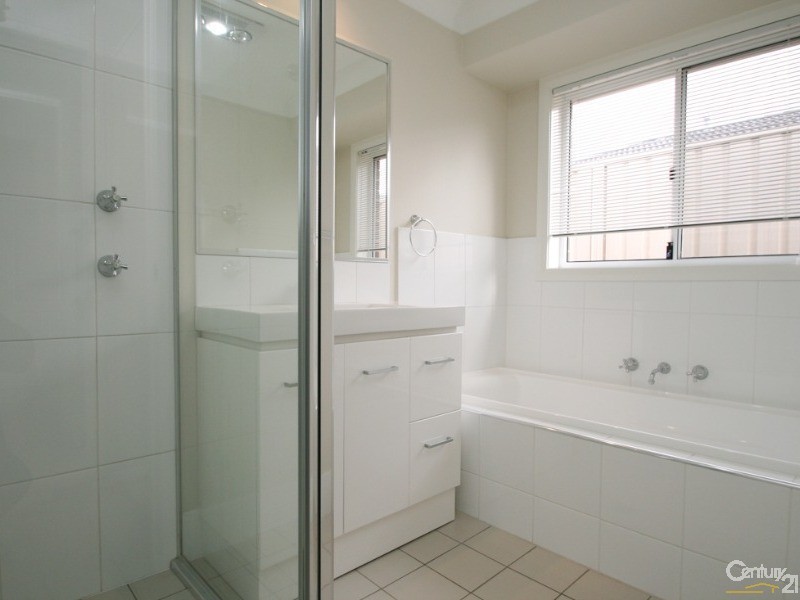 16 QUINLAN RUN, Orange NSW 2800