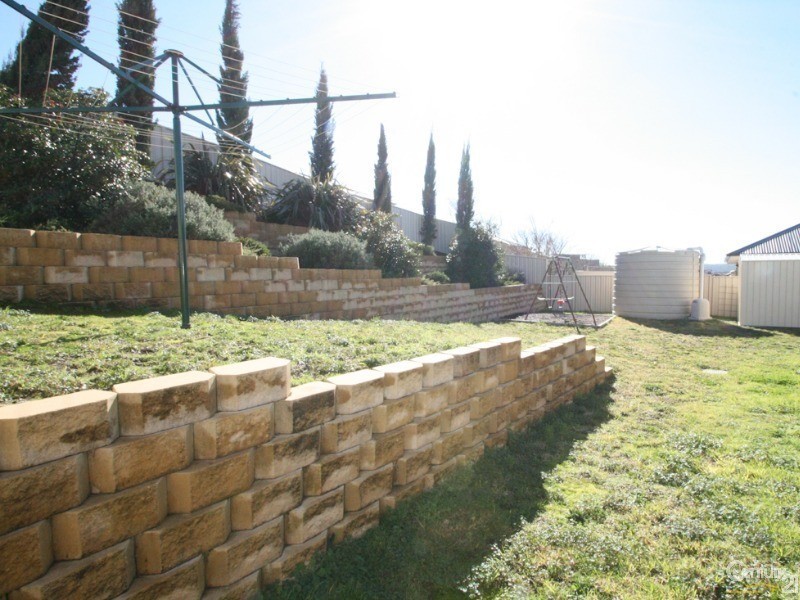 16 QUINLAN RUN, Orange NSW 2800