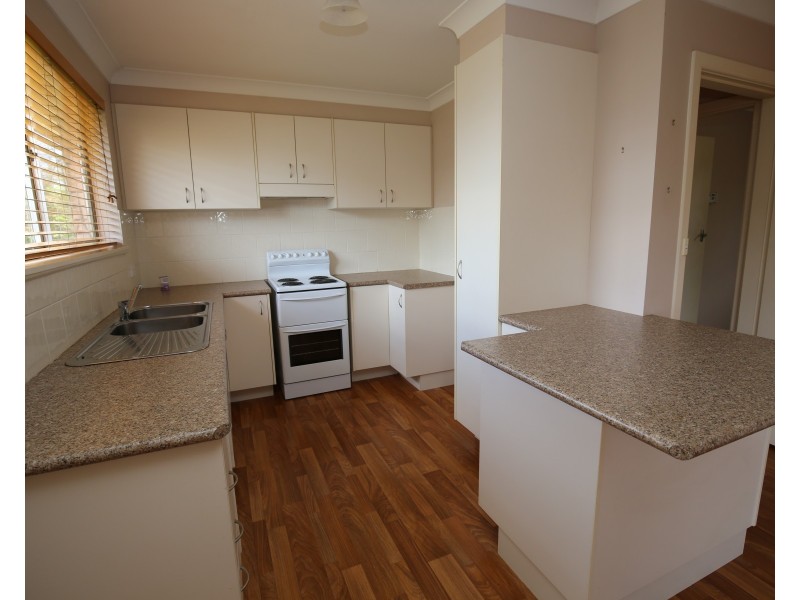 17 James Cook Crescent, Orange NSW 2800