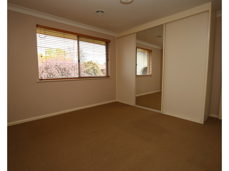 17 James Cook Crescent, Orange NSW 2800