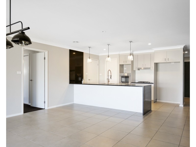 60 Molloy Drive, Orange NSW 2800